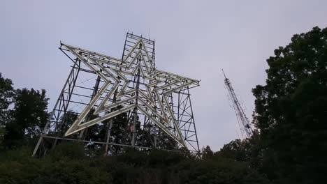 Blick-Aus-Der-Tiefe-Auf-Den-Roanoke-Star,-Auch-Bekannt-Als-Mill-Mountain-Star,-Der-Weltweit-Größte-Freistehende,-Beleuchtete,-Von-Menschenhand-Geschaffene-Stern