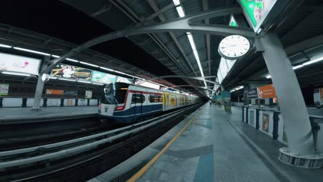 Siguiendo-El-Metro-En-Movimiento-A-Pie-En-Un-Túnel-En-Bangkok