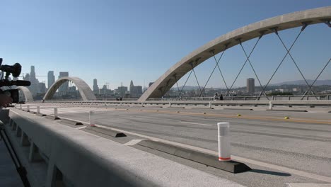 El-Metro-Autobús-Pasa-Por-El-Puente-De-La-Calle-6