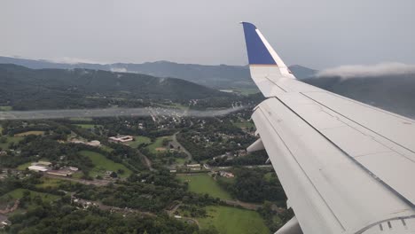 Mirando-Los-Vórtices-De-Viento-En-El-Extremo-Del-Ala-De-Un-Avión-Mientras-Vuela-Por-El-Aire.