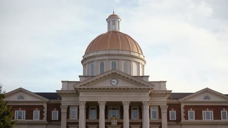 Panorámica-Cinematográfica-En-Cámara-Lenta-Hacia-Arriba-De-Christopher-Newport-Hall-En-Cnu-En-Newport-News,-Virginia