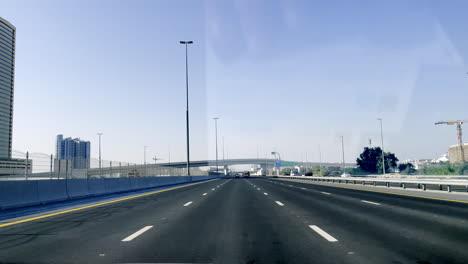 Carretera-De-Rascacielos-Y-Puente-En-Dubai,-Emiratos-Árabes-Unidos-4k