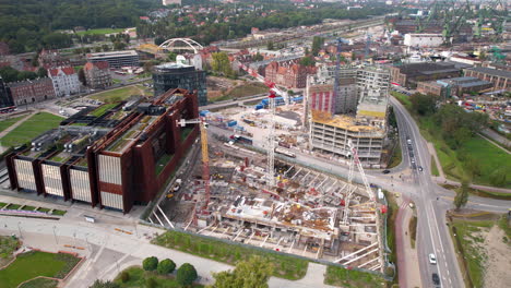 Vista-Aérea-Del-Centro-De-Gdansk-Con-Actividades-De-Construcción-Cerca-Del-Museo-De-La-Solidaridad,-Que-Muestra-La-Arquitectura-Moderna-Y-Las-Calles-De-La-Ciudad.