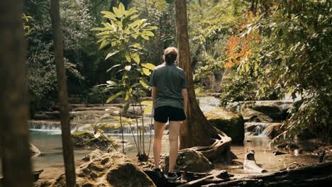 Wanderin,-Die-Die-Wunderschöne-Landschaft-Im-Freien-Im-Erawan-Wasserfall-Nationalpark-Genießt