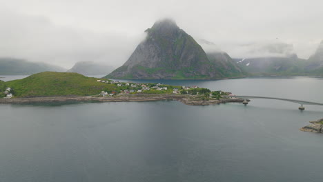 Fishing-village-Reine-on-the-island-of-Moskenesøya,-Lofoten-archipelago