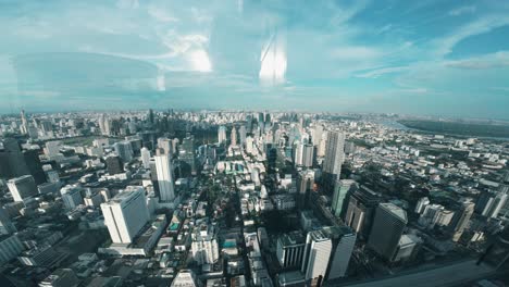 Personas-Suspendidas-En-Un-Ascensor-Con-Piso-De-Vidrio-Toman-Fotografías,-Mostrando-Una-Emocionante-Combinación-De-Modernidad-Y-Alturas-Atrevidas-En-Bangkok.