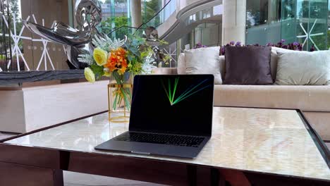 MacBook-Laptop-Mit-Bildschirmschoner-Auf-Einem-Tisch-In-Einem-Luxuriösen,-Gehobenen-Haus