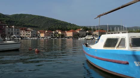 Boats,-old-town-and-mountains-at-seaside-town-Stari-Grad,-Hvar-Island,-Croatia