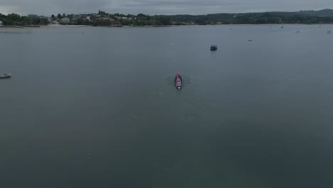 Rowing-workaout-on-a-boat-called-"Trainera