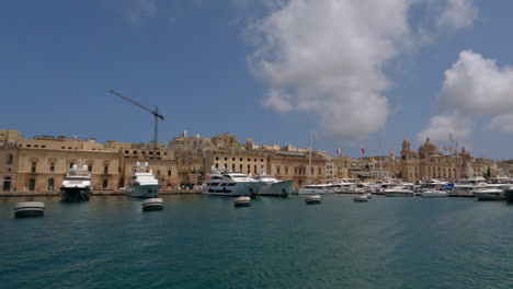Vista-Panorámica-Sobre-El-Agua-Y-El-Puerto-De-La-Valeta-En-Malta.