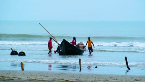 Hintergrund-Des-Indischen-Ozeans-Bangladeschische-Fischer-Bereiten-Sich-Darauf-Vor,-Vom-Strand-Aus-Die-Segel-Zu-Setzen