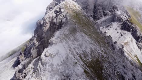 Luftaufnahmen-Des-Steilen-Felsigen-Bergrückens-Der-Alpen,-Epische-Landschaftsansicht-Der-Drohnenlandschaft,-Die-überfliegt