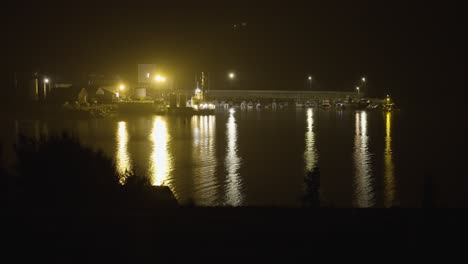 Ein-Kleiner-Hafen-In-Der-Nacht