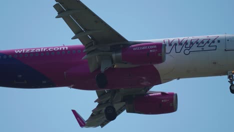 Wizzair-Passagierflugzeug-In-Der-Luft-Vor-Der-Landung-Auf-Dem-Václav-Havel-Flughafen-In-Prag