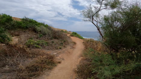 Caminando-Por-Un-Sendero-Arenoso-A-Lo-Largo-De-La-Costa-De-La-Isla-De-Malta