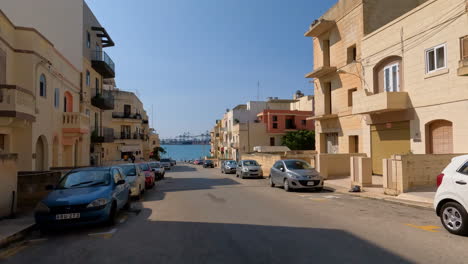 Blick-Durch-Eine-Straße-Von-Valletta,-Malta-Mit-Dem-Mittelmeer-Im-Hintergrund