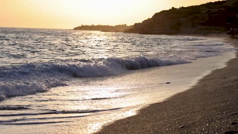 Albanien-Strand-Mit-Wellen,-Die-Während-Des-Sonnenuntergangs-In-Zeitlupe-Zerbrechen