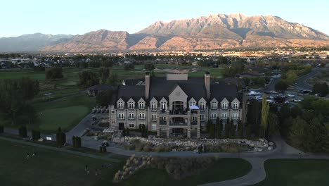 Aerial-view-of-Sleepy-Ridge-golf-clubhouse-in-Utah-Valley,-Mount-Timpanogos-in-the-background
