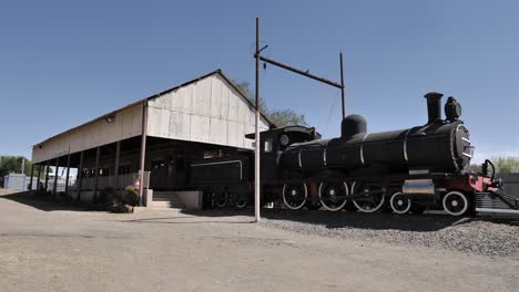 Antigua-Locomotora-De-Tren-Y-Vagón-De-Pasajeros-En-El-Museo-Minero,-Kimberley-Rsa