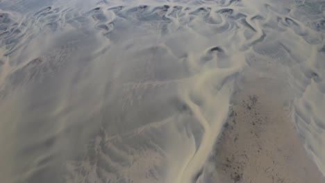 Luftaufnahme-Eines-Gletscherflussdeltas-Und-Eines-Abstrakten-Musters-In-Island-Von-Oben-Nach-Unten
