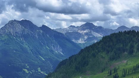 Atemberaubende-Luftparallaxenaufnahmen-Von-österreichischen-Bergen-Und-Landschaften
