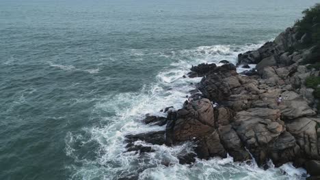 Waves-crashing-against-massive-rocks-near-Puerto-Angelito-Beach-in-Puerto-Escondido,-Oaxaca,-Mexico