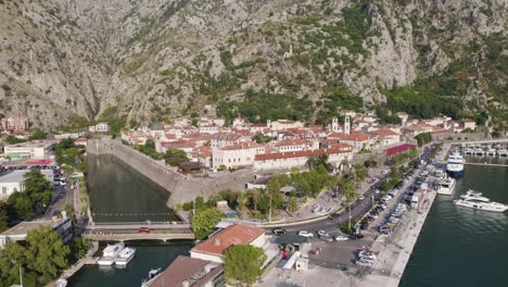 Kotor,-Montenegro:-Mündung-Des-Flusses-Skurda-In-Die-Bucht,-Umgeben-Von-Der-Altstadt-Und-Hoch-Aufragenden-Kalksteinfelsen