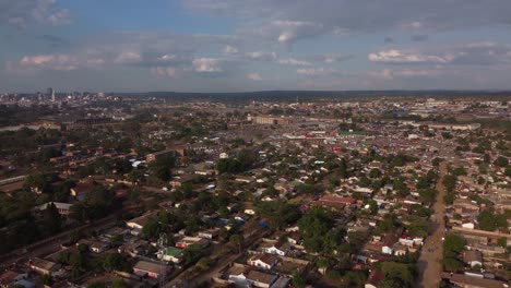 Vídeo-De-Drones-Del-Municipio-Suburbano-De-Alta-Densidad-De-Mbare-En-Harare,-Zimbabwe