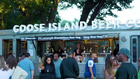 Menschen-Stehen-Schlange-Und-Kaufen-Alkoholische-Getränke-Von-Einem-Goose-Island-Bierwagen-Im-Freien-Während-Der-Festlichen-Veranstaltung-–-Der-Geschmack-Von-Chicago