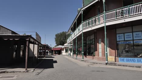 Calle-Estrecha-Y-Tranquila-En-El-Casco-Antiguo-Restaurado-De-Kimberley,-Sudáfrica