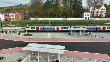 Verfolgungsluftaufnahme-Des-Zuges,-Der-Den-Bahnhof-Verlässt