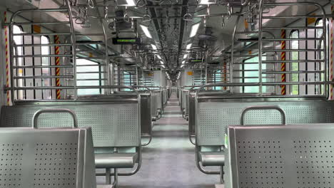 Tren-Vacío,-Mumbai-Ac-Local,-Maharashtra-India-4k