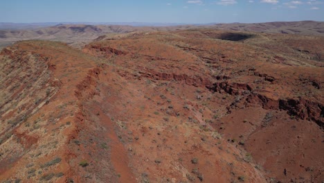 Aerial-view-of-desert-mountains-of-Karijini-National-Park,-Western-Australia