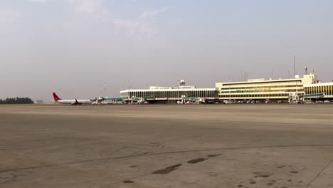 Aeropuerto-De-Bagdad-En-Irak,-Avión-De-Pasajeros-En-La-Puerta-De-Embarque-En-Delantal-Vacío-4k