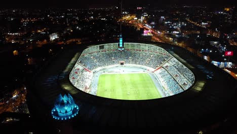 Sportarena-Bei-Nacht-Mit-Einem-Fußballspiel-Mit-Online-Sportwetten-Auf-Das-Spiel-Im-Nationalstadion-Von-Lima,-Peru