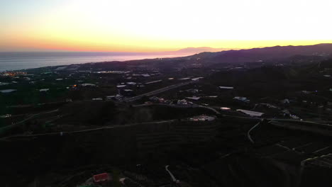 Luftdrohne-Seitliche-Aufnahme-Der-Küstenstadt-Malaga,-Spanien-Bei-Sonnenuntergang