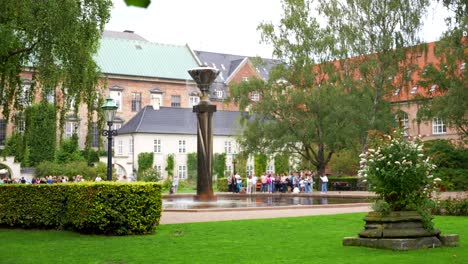 Personas-Que-Inician-Un-Recorrido-Gratuito-Por-El-Jardín-De-La-Biblioteca-Real-Danesa,-Copenhague