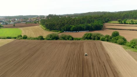 Luftaufnahme-Des-Ländlichen-Feldes-Und-Des-Traktors