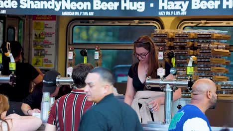 La-Gente-Está-En-Fila-Para-Comprar-Bebidas-Alcohólicas-En-Un-Camión-De-Cerveza-De-Goose-Island-Al-Aire-Libre-Durante-El-Evento-Festivo-The-Flavor-Of-Chicago