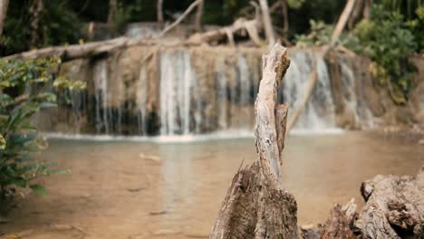Handheld-Kamerafahrt-Des-Wasserfalls-Im-Erawan-Nationalpark