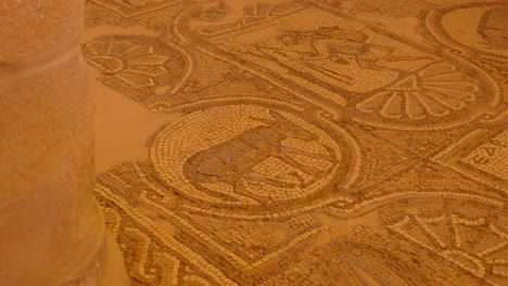 Primer-Plano-De-Un-Elaborado-Mosaico-De-Animales-De-Mula-Burro-En-El-Suelo-De-La-Antigua-Iglesia-En-La-Ciudad-De-Petra,-Jordania,-Oriente-Medio