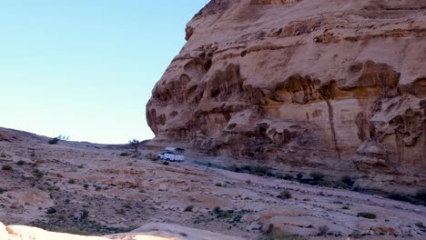 Tourismus-Abenteuertour-Truck-Fährt-Durch-Raues-Bergiges-Gelände-Der-Wüstenlandschaft-In-Der-Nähe-Der-Stadt-Petra-In-Jordanien,-Naher-Osten