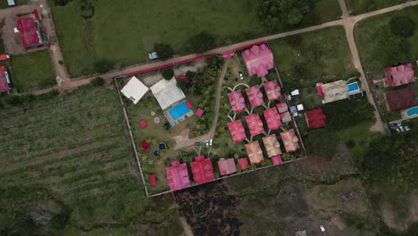 Aerial-shot-of-a-group-of-houses-surrounded-by-the-jungle-in-Oxapampa,-Peru