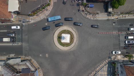 Aerial-top-down-shot-showing-busy-traffic-on-roundabout-with-tugu-monument-in-YOGYAKARTA,-INDONESIA