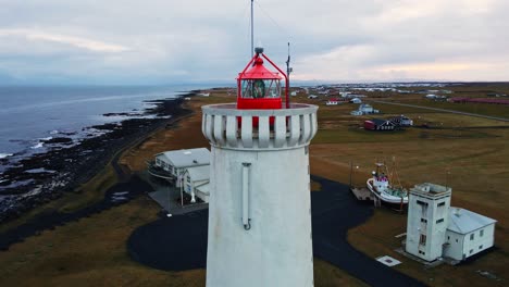 Flug-Zur-Spitze-Eines-Hohen-Leuchtturms-An-Der-Isländischen-Küste