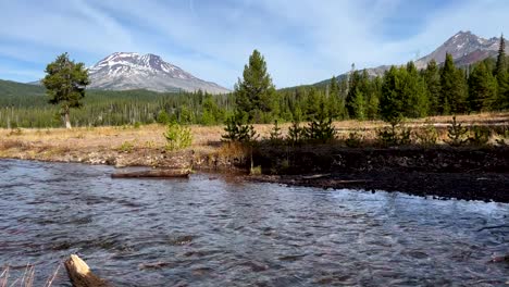 Panorama-of-a-stream-and-mountains-at-Cascade-Lakes,-Oregon