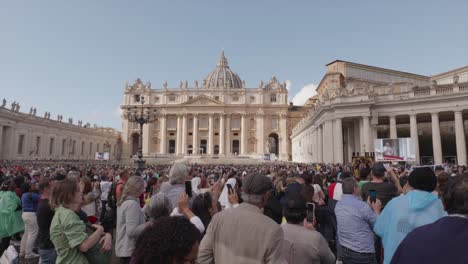 El-Papa-Francisco-Pronuncia-Un-Discurso-En-Italiano-Al-Mediodía-Desde-La-Plaza-De-San-Pedro-En-El-Vaticano.