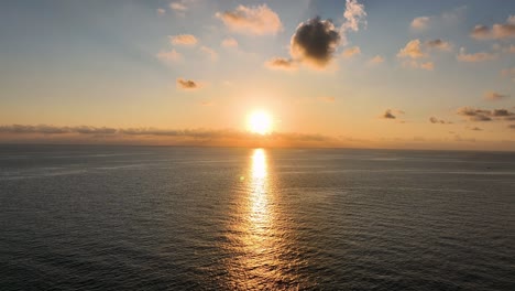Wunderschöner-Orangefarbener-Sonnenaufgang-über-Ruhigem-Meer,-Aufgenommen-Von-Einer-Drohne