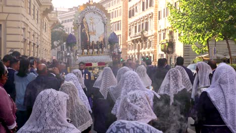 Mujeres-Con-Velo-Frente-A-La-Imagen-Del-Señor-De-Los-Milagros-Y-Sosteniendo-Incensarios