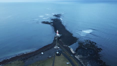 Hoher-Überblick-über-Einen-Malerischen-Leuchtturm-An-Der-Isländischen-Küste-Mit-Schwarzen-Sandstränden-Und-Einem-Ruhigen-Meer